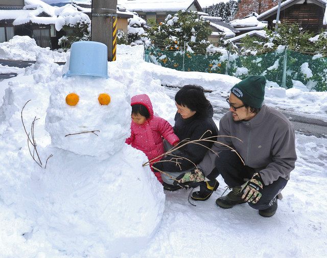 久々の積雪に雪だるま作り いなべ 中日新聞web 久々の積雪に雪だるま作り いなべ 中日新聞web