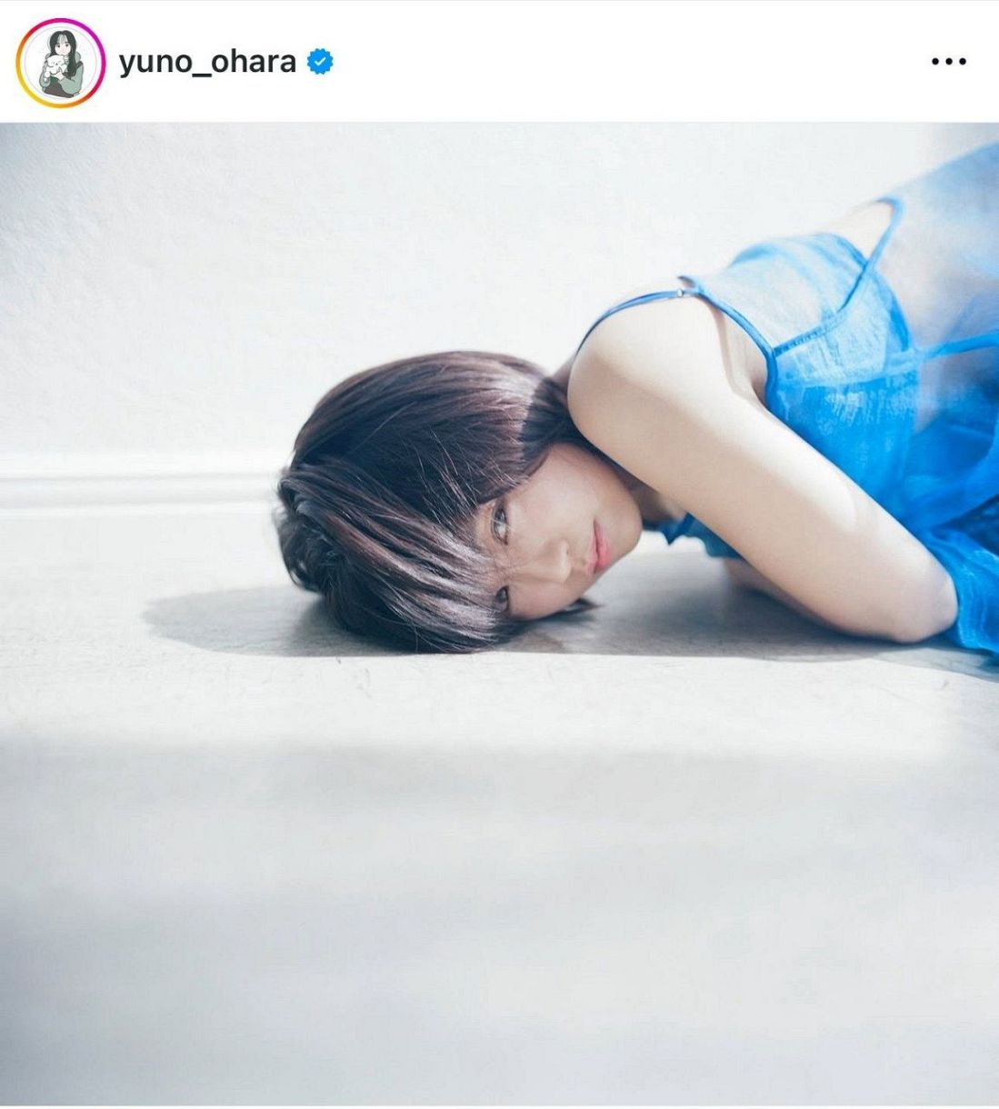 ◇大原優乃、悩ましげな表情『白と青と優乃さん』【写真】：中日