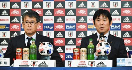 森保監督（右）と日本サッカー協会の関塚隆技術委員長