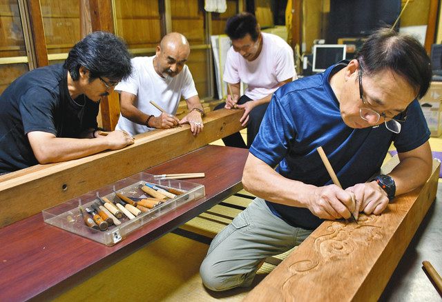山車に魅せられて＞ 彫刻の修繕、仲間の手で：中日新聞Web
