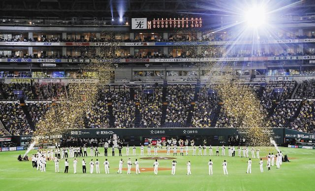 写真 胴上げ自粛で輪っかになって優勝を喜ぶソフトバンクナイン 中日スポーツ 東京中日スポーツ