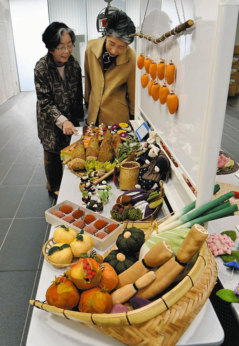 裏野さん 本社でちりめん細工展開幕 病床の隣人 一番乗り ：北陸中日