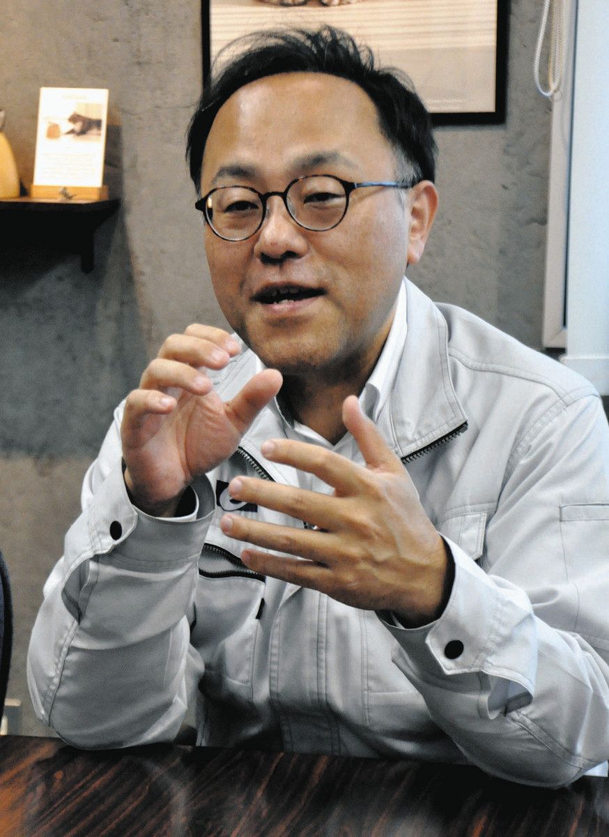 恵那金属製作所の経営理念を語る市岡社長＝中津川市で