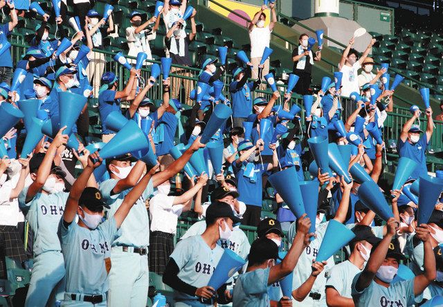 青いメガホン響かせ8強入り後押し 近江応援席：中日新聞Web