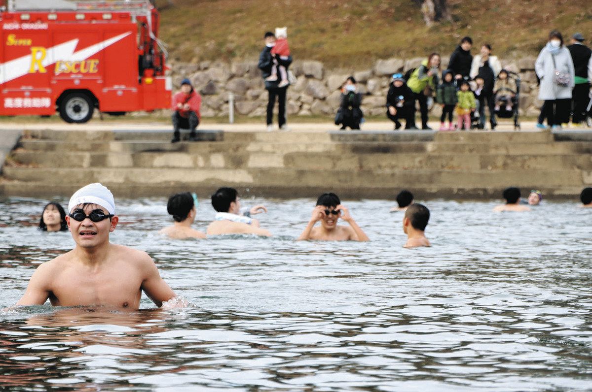 　寒中水泳　女子 寒中水泳「冷たい」「やばい！」 岡崎・乙川で10～65歳が泳ぎ切る：中日新聞Web