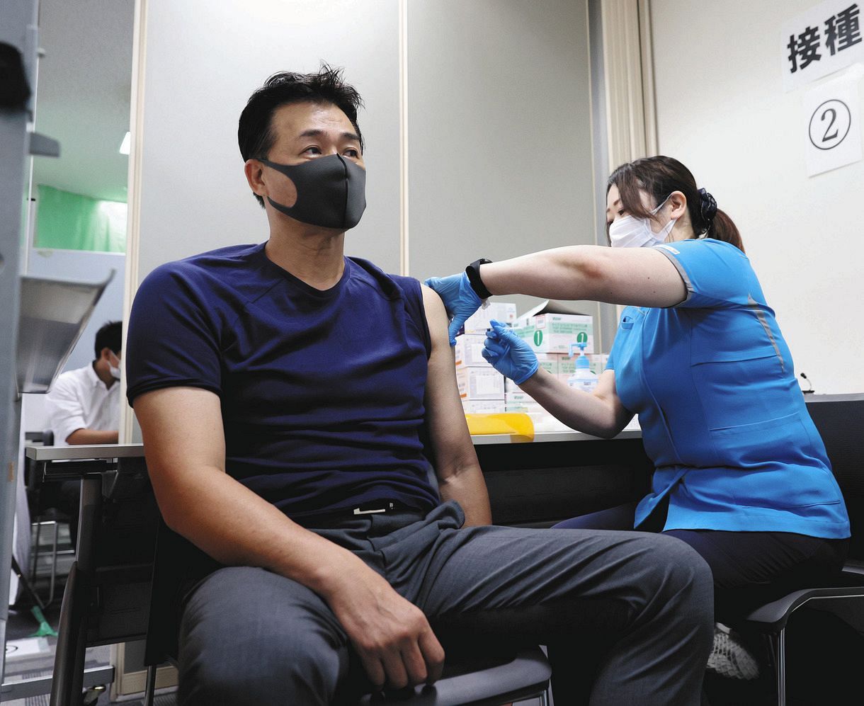 新型コロナウイルスワクチンの職場接種を受ける中日・与田監督