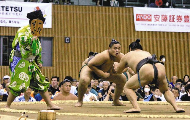 大相撲夏巡業・豊田場所 土俵の攻防、3500人圧倒：中日新聞Web