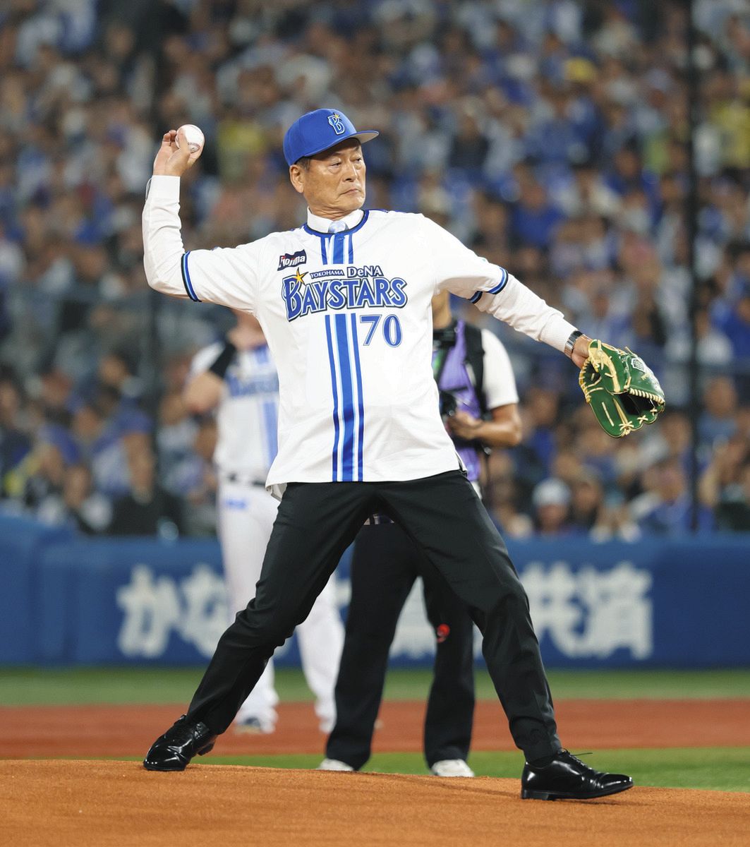幸せなふたりに贈る結婚祝い DeNA元監督・中畑清さん、背番号「70」で始球式 「本当に多くの スポーツ選手