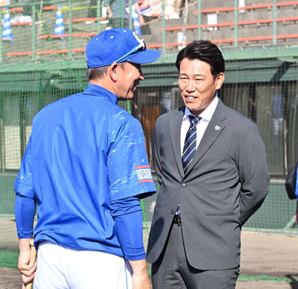 侍ジャパン・井端監督、古巣・中日のキャンプを訪問 その時、球場正面