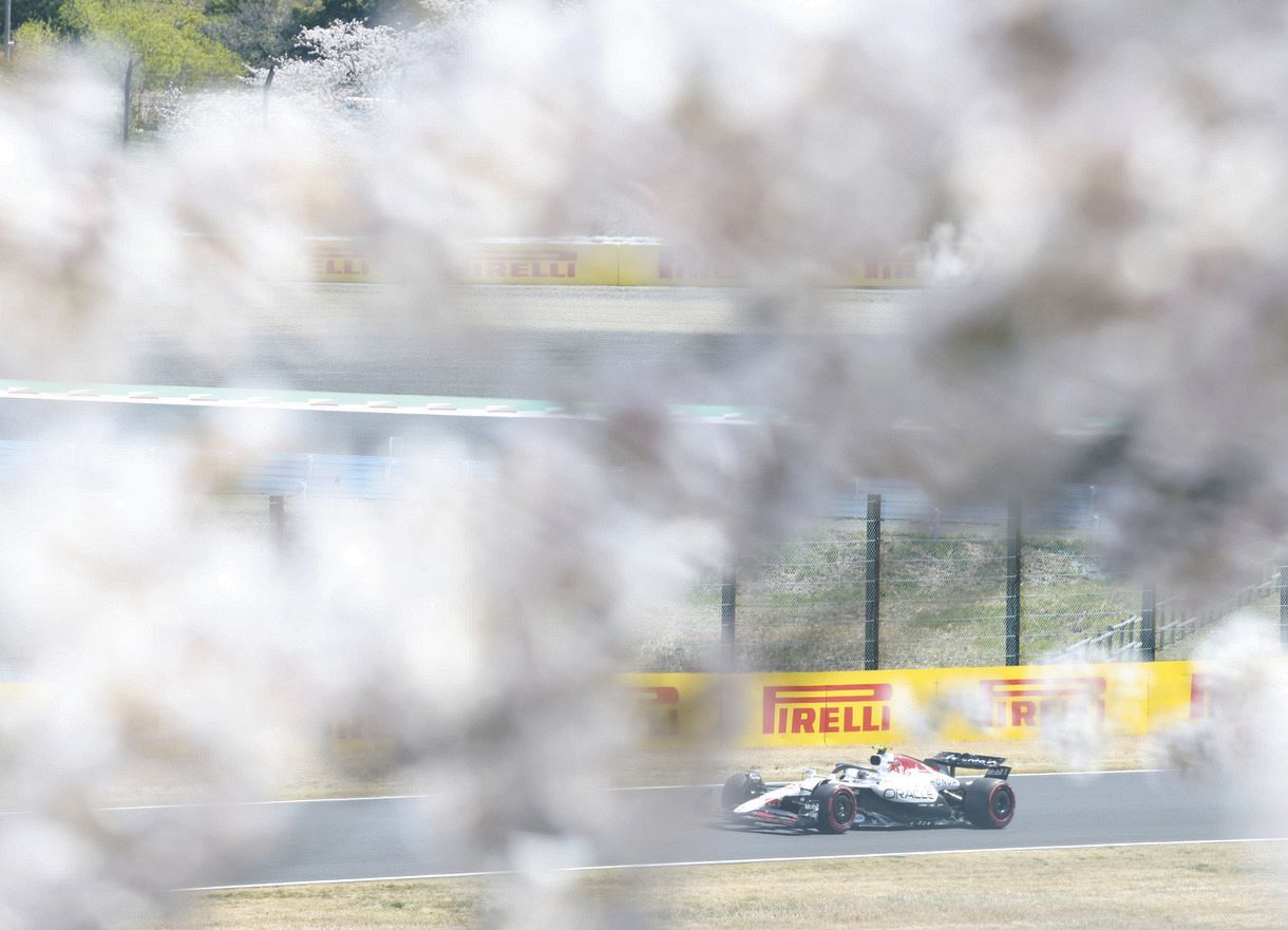 ◇鈴鹿の桜とコラボ…レッドブル角田裕毅がフリー走行に登場【写真9枚