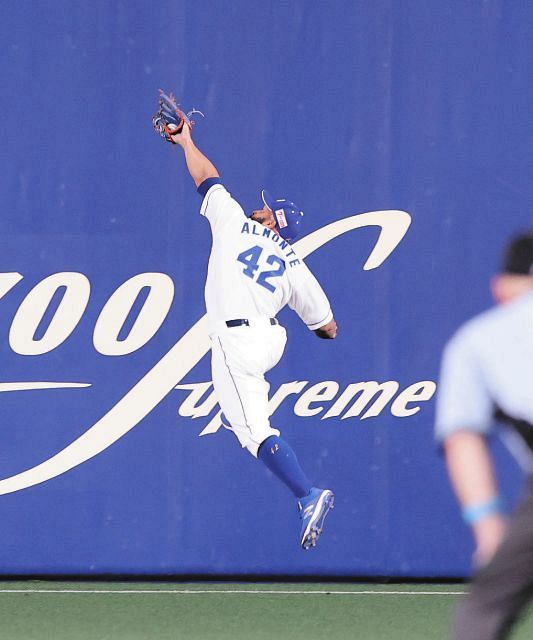 アルモンテ 右翼フェンス際打球をスーパーキャッチ 守備でも貢献できてうれしい 打っては2回に効果的なタイムリー 中日スポーツ 東京中日スポーツ