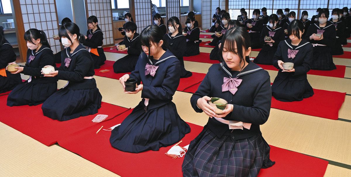 初釜」で日本の伝統学ぶ 桜花学園高生、表千家教授から茶道の授業：中