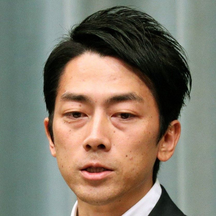 小泉進次郎議員「相変わらずぎこちなく…」小泉純一郎元首相が孫を抱く