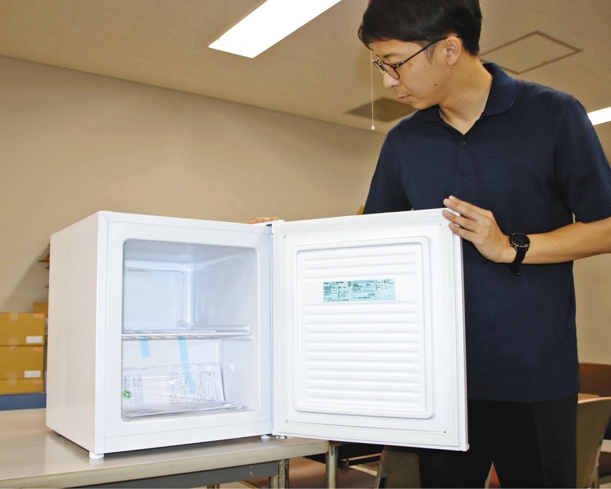 小学校に設置する冷却グッズを冷やす冷凍庫＝各務原市で
