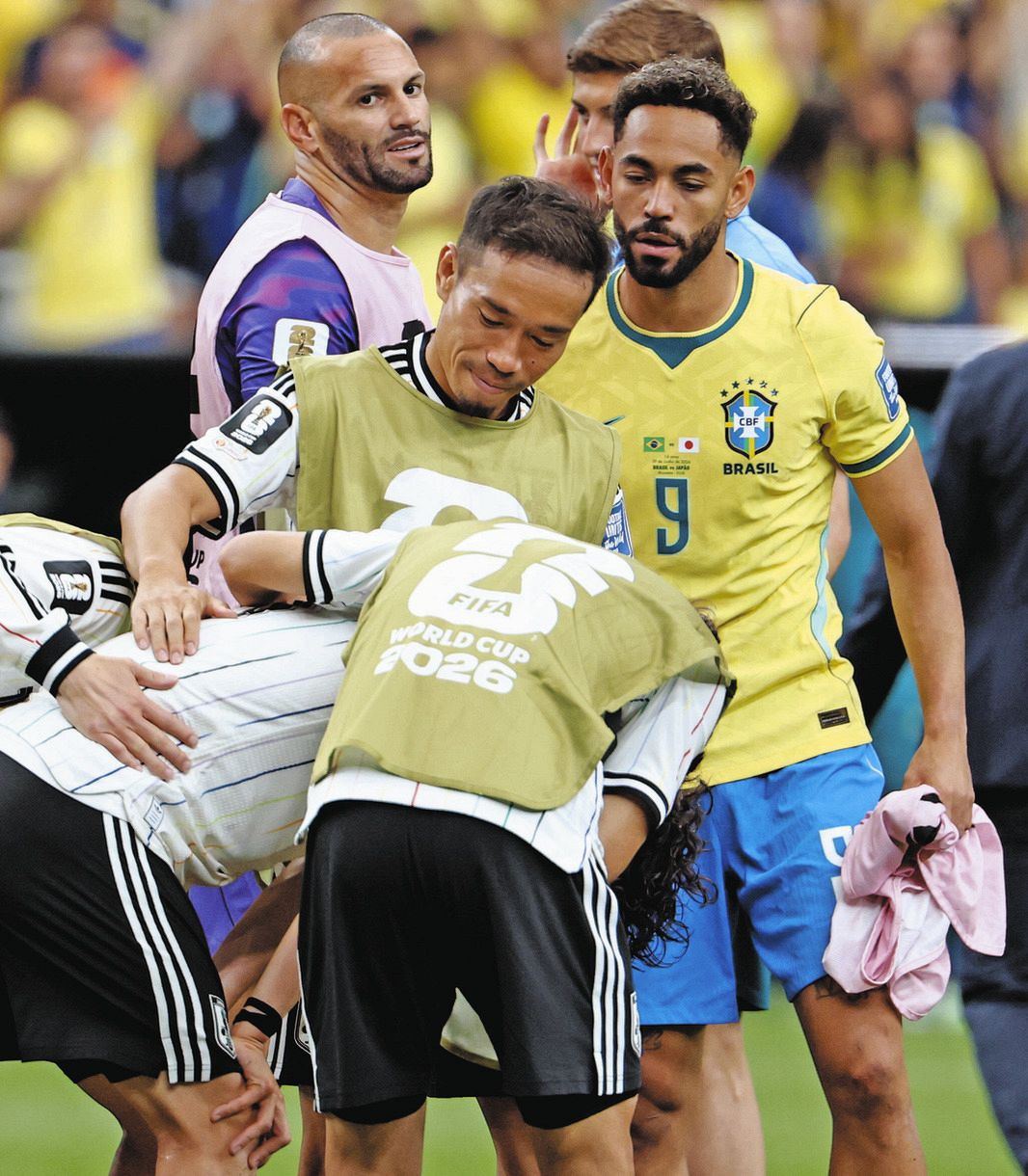 W杯激戦後は“パパ”…長友佑都、妻41歳女優の隣に座り3人を“抱っこ