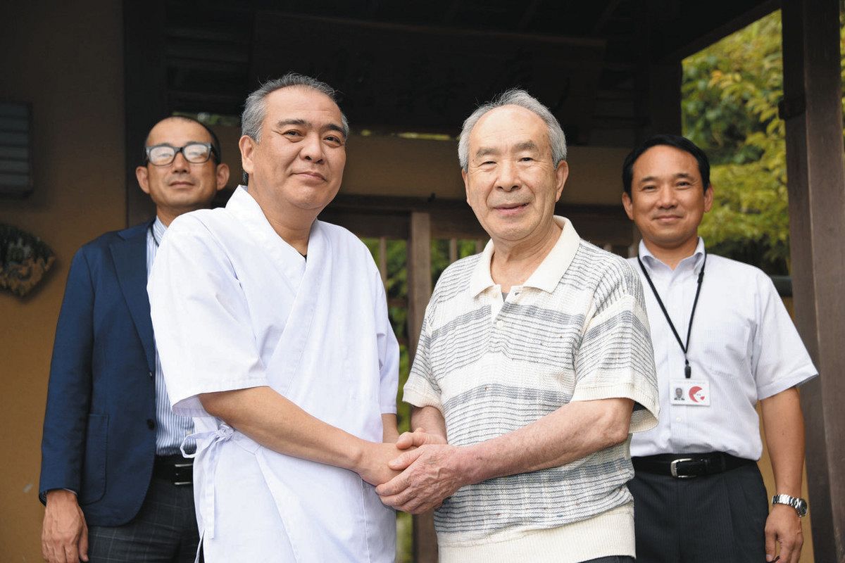 林さん（前列右）からオーナーを引き継いだ磯村さん（同左）。後藤所長（後列左）と水野支店長が支援した＝恵那市長島町中野で