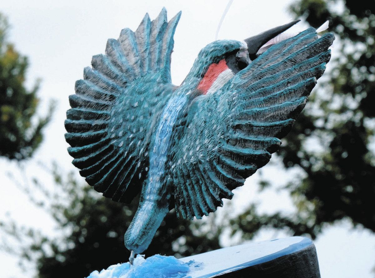 見てもらうの楽しみ」 伊勢の西野さん、明和で鳥の木彫り20点を展示