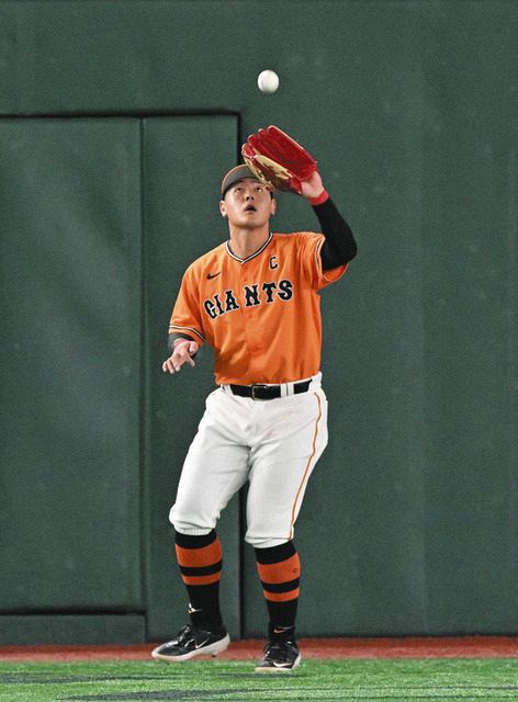 4年ぶり左翼の岡本和真がアウトカウント勘違い！？…緩慢返球でDeNA