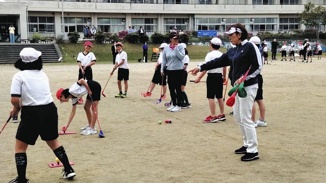 女子ゴルフ】福嶋晃子＆浩子姉妹も先生役、地元の小学生に”野外授業