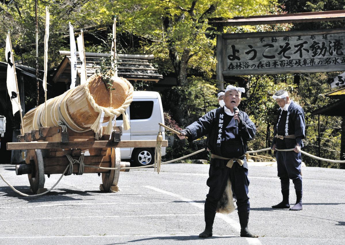 木曳音頭を披露する保存会のメンバー＝中津川市付知町の不動公園駐車場で