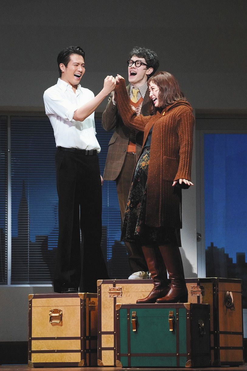 「メリリー・ウィー・ロール・アロング」のゲネプロで息ぴったりの演技を見せる（左から）平方元基、ウエンツ瑛士、笹本玲奈＝東京・新国立劇場中劇場で