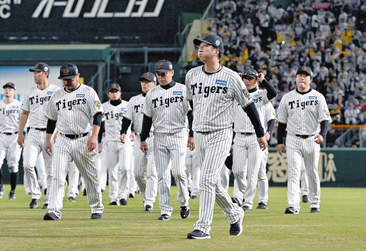 ファンへのあいさつを終え、引き揚げる藤川監督（手前）と阪神ナイン＝10月30日