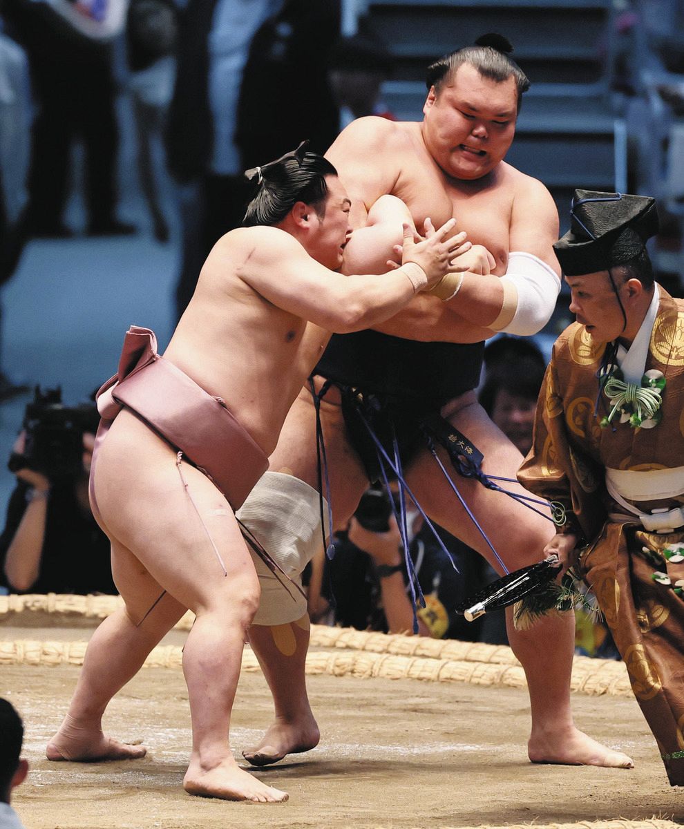 栃大海（右）に攻められる炎鵬