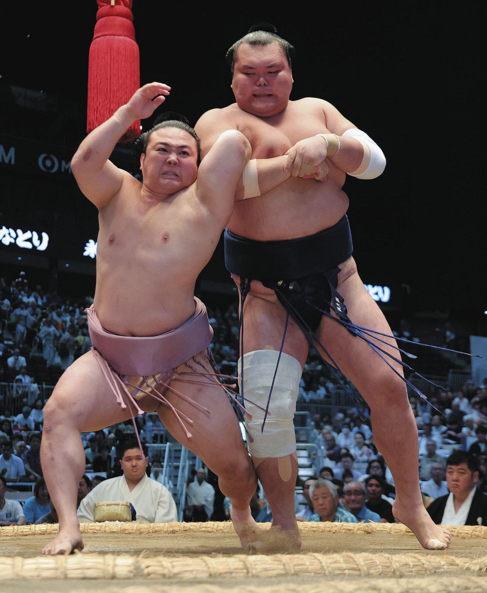 栃大海（右）に攻められる炎鵬