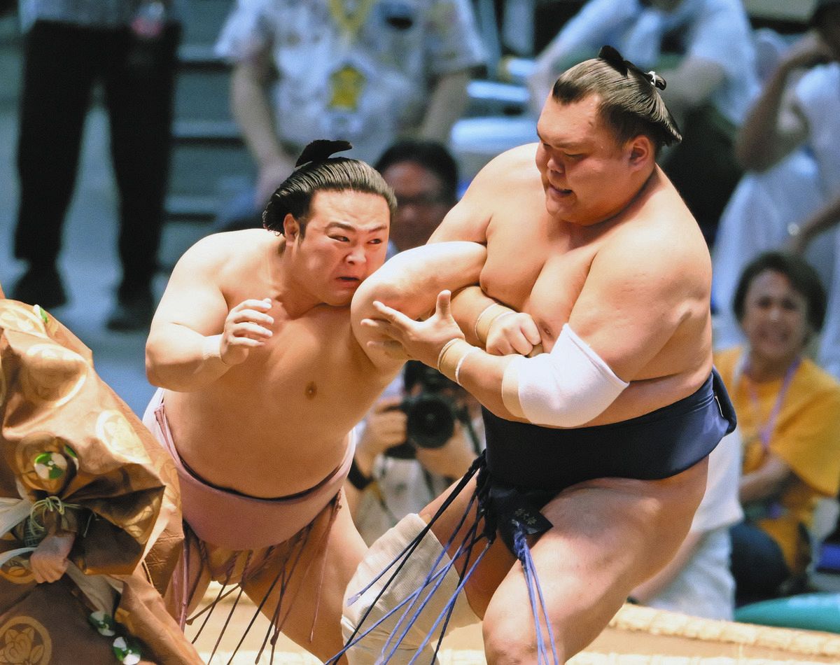 栃大海の攻めをしのぐ炎鵬（左）