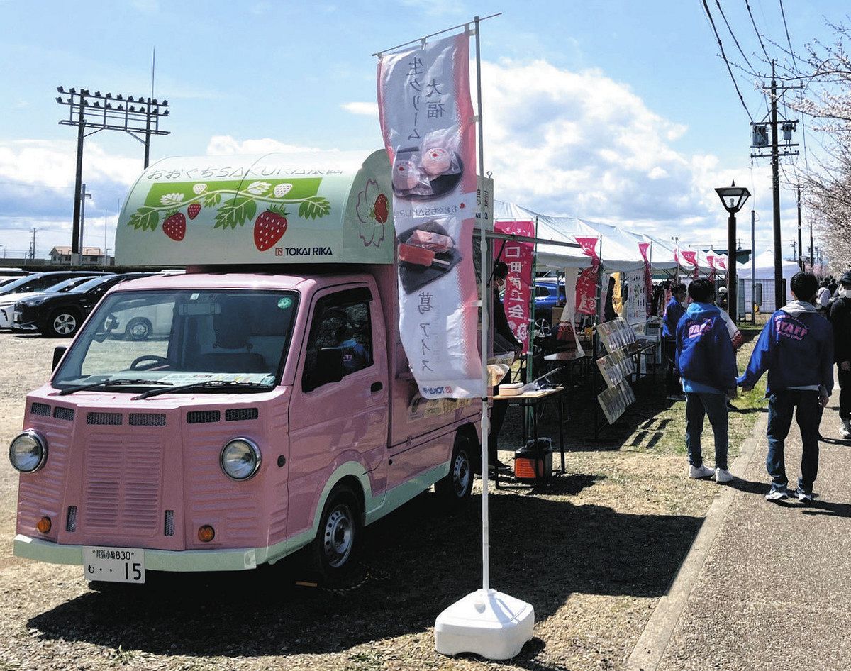 かわいいピンクのキッチンカーで大口産イチゴPR 東海理化が栽培、催し
