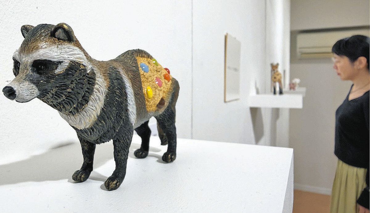寄生」題材 粘土フィギュア 福井で寺根さん作品32点展示：日刊県民