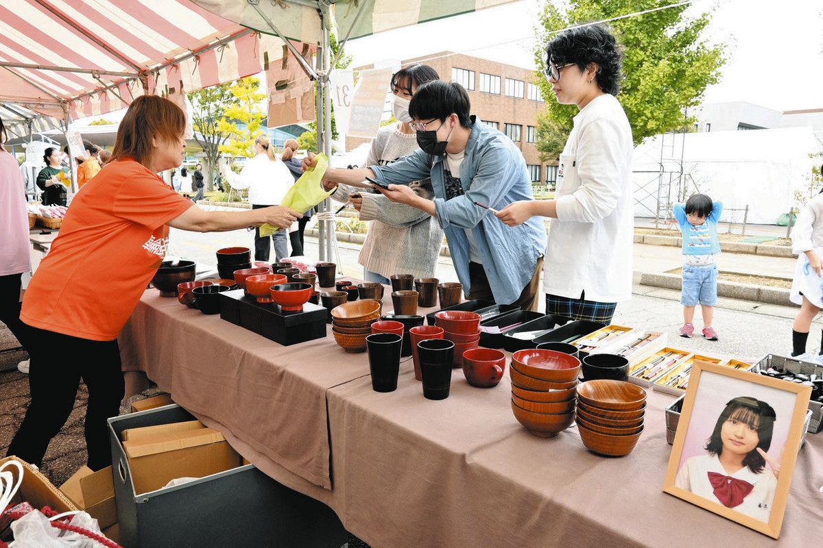 石川】模擬店 翼音と一緒 豪雨の中3遺族 学園祭に輪島塗：北陸中日新聞Web