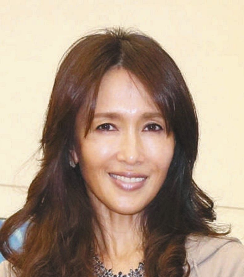 工藤静香が初夏の装いで桑の実に笑顔 爽やかしーちゃん 少女のように愛らしい フォロワー反応 中日スポーツ 東京中日スポーツ