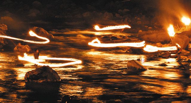 アユの伝統的漁法、幻想的な「火ぶり漁」
