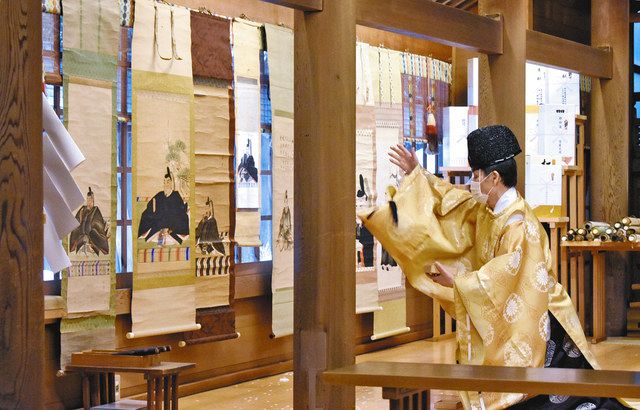 古い天神様掛け軸 感謝込め 射水神社 焼納へ願を解く神事：北陸中日新聞Web