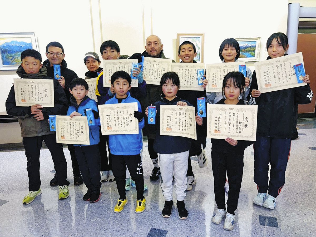 各部門で1位になった皆さん＝恵那市明智町で（明智町スポーツ協会提供）