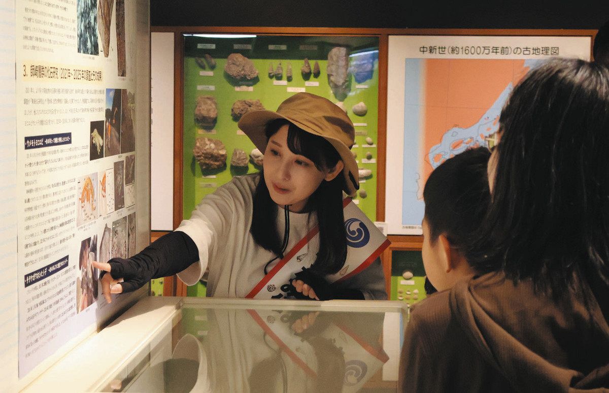自ら発見した化石を解説する市川さん＝瑞浪市明世町山野内の市化石博物館で