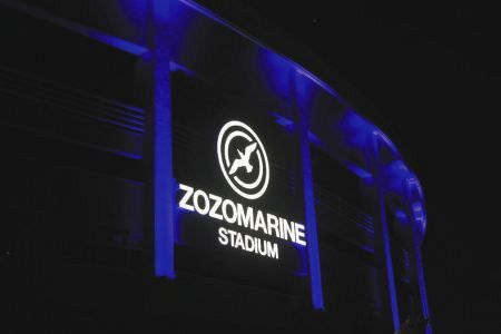 外壁ライトアップを青色に統一したZOZOマリンスタジアム（球団提供）