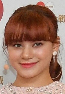 まるでハリウッド女優 Niziu Nina くつろぎショット に反響 赤いバラを口元に リアルペコちゃん の声も 中日スポーツ 東京中日スポーツ