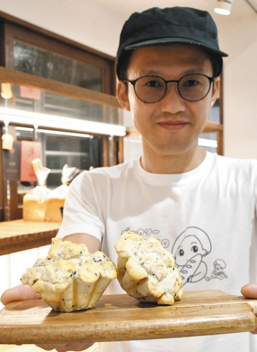 犬向けのパンを開発し販売を開始した店長の小出さん＝土岐市土岐ケ丘のベーカリーたま5150で