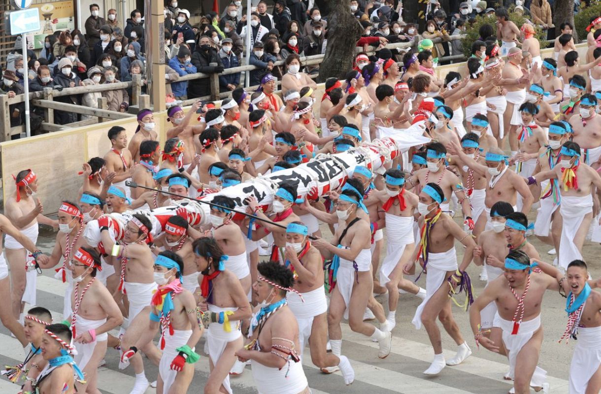 はだかまつり 国府宮（こうのみや）はだか祭（まつり）、初（はつ）の女性参加（じょせいさんか）：中日新聞Web