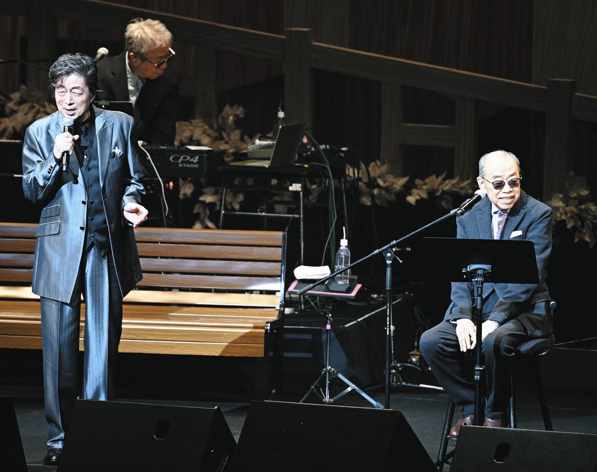ドラマ「俺たちの旅」放送から51年を記念したコンサートで、言葉を交わす中村雅俊（左）と小椋佳