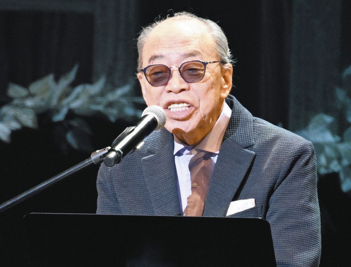 ドラマ「俺たちの旅」放送から51年を記念したコンサートで、熱唱する小椋佳