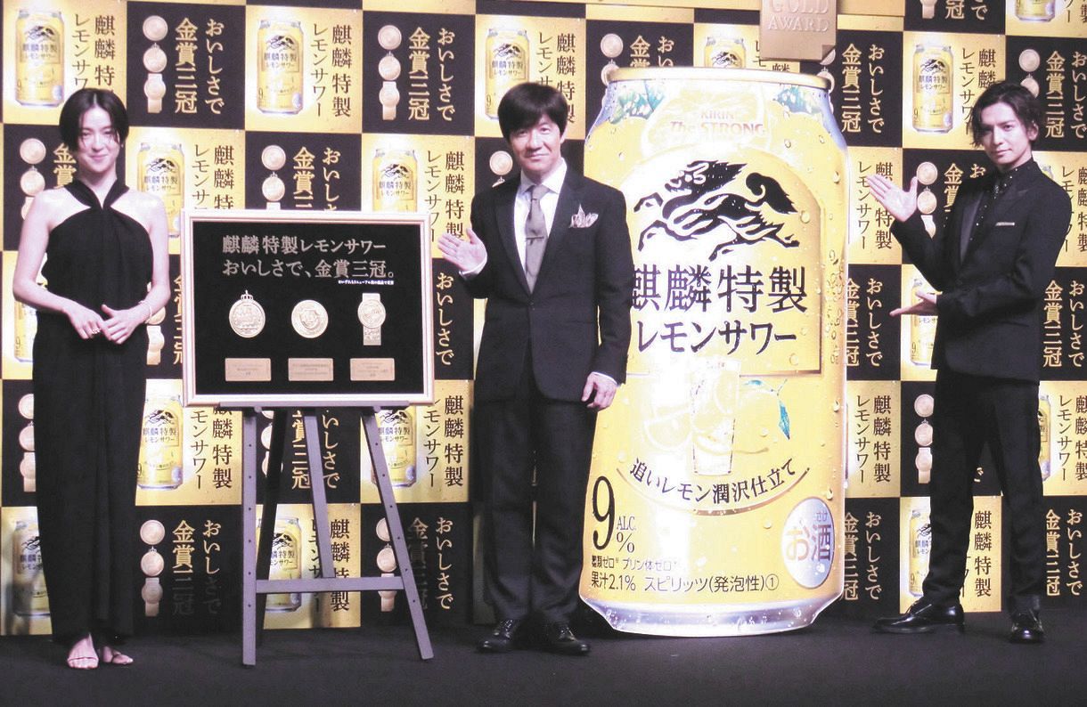麒麟特製レモンサワーのイベントに出席した左から中村アン、内村光良、生田斗真