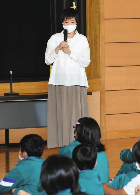 ブラインドランナーなどの伴走について話す磯野あずささん＝射水市作道小で 