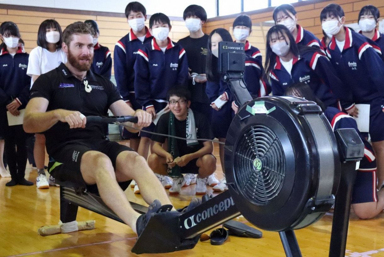 Shiga Junior High and High School Rowing Club Members Interacted with