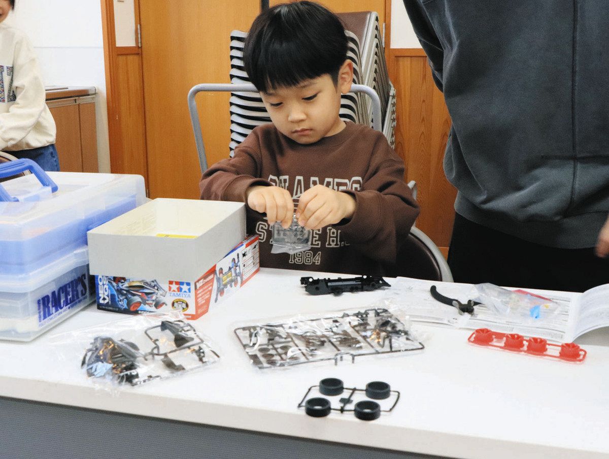 ミニ四駆 コース爆走 穴水で体験会：北陸中日新聞Web