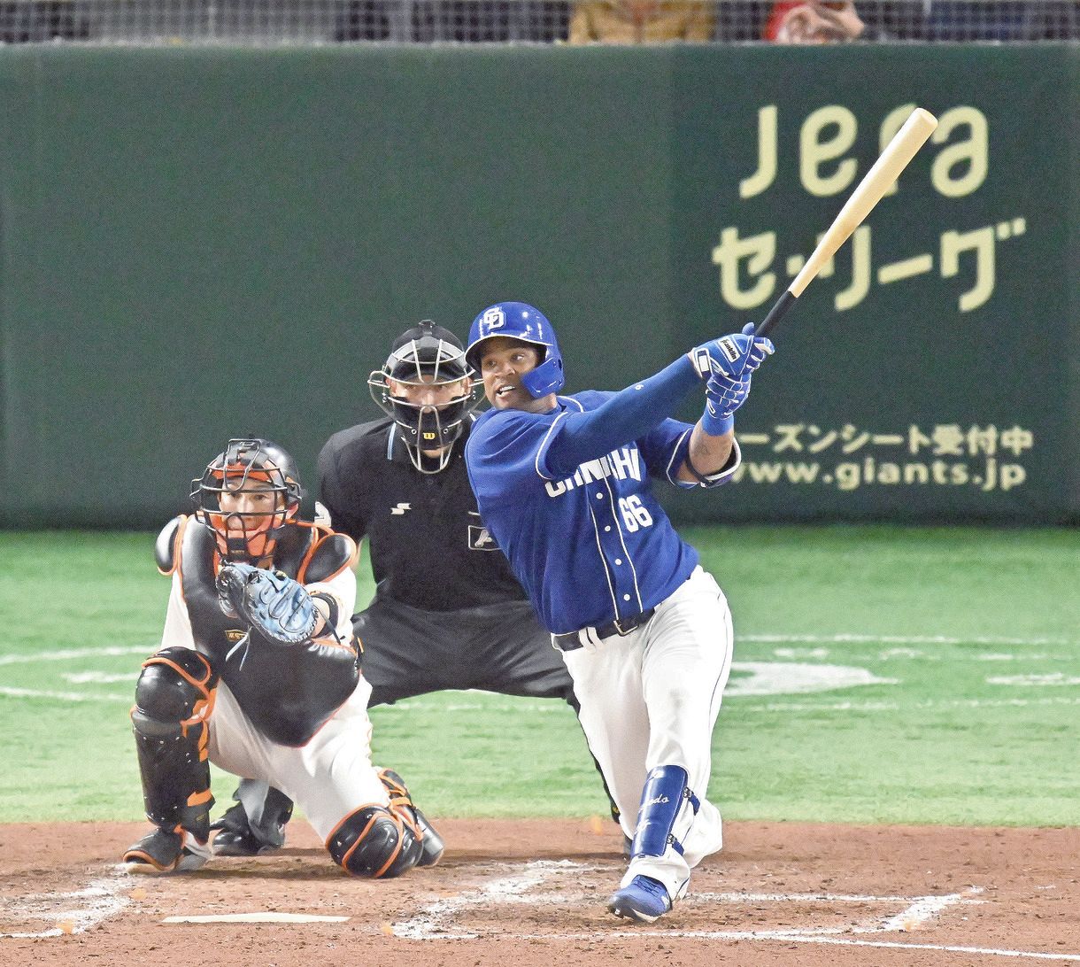 ビシエドが右翼ボール際に立浪竜第1号ソロ 開幕弾は３年連続 打った瞬間ホームランになると思ったよ 中日 中日スポーツ 東京中日スポーツ