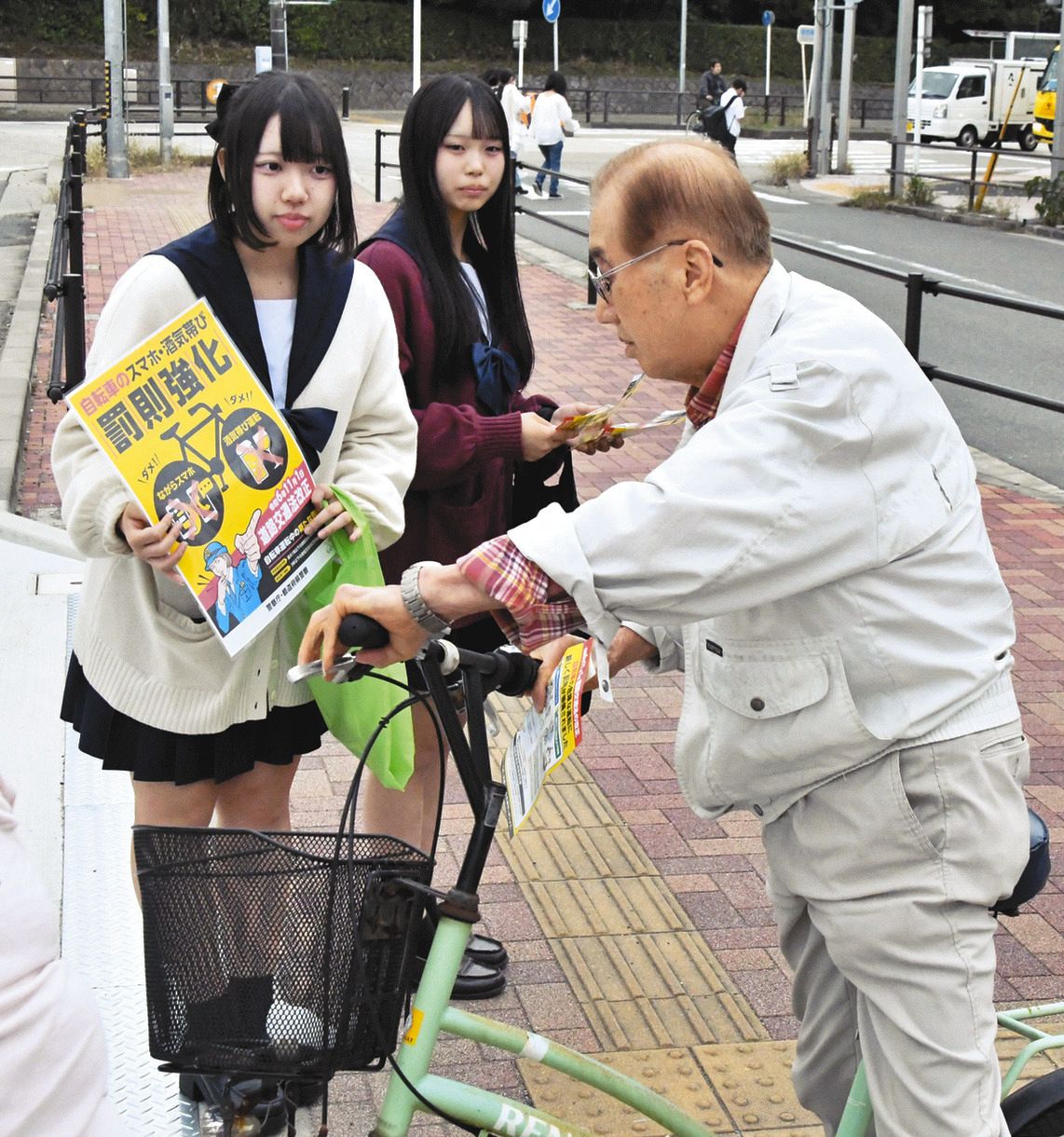自転車でスマホ見ながらフラフラ…危険です！ 罰則新設の改正道交法が