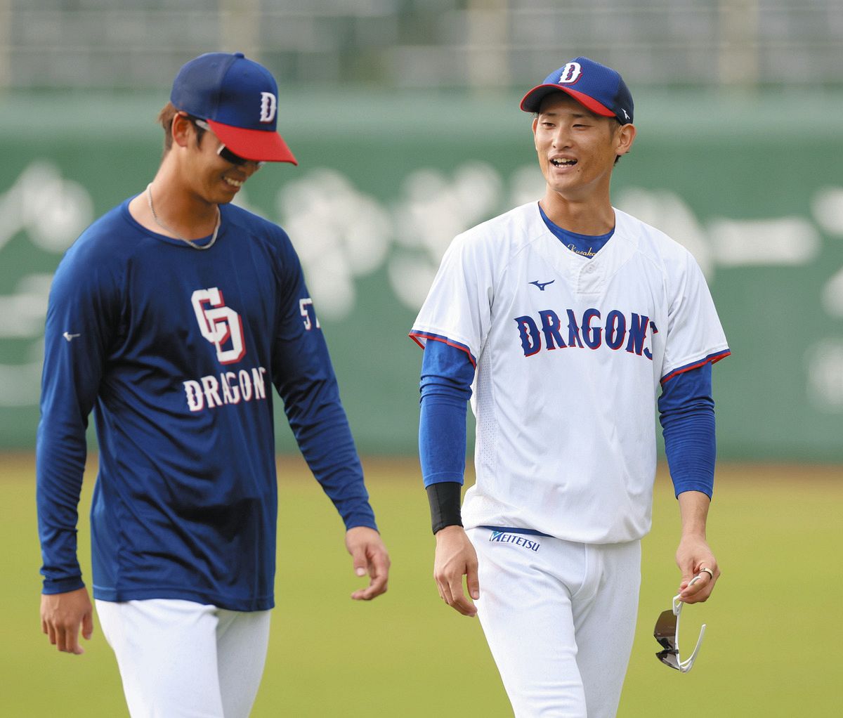 練習の合間に花田（左）と話す草加